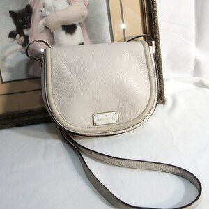 CLASSIC BEIGE + WHITE KATE SPADE PEBBLED LEATHER XBODY BAG